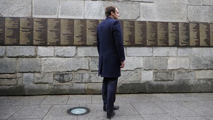 Emmanuel Macron devant le Mur des Justes lors d’une visite au Mémorial de la Shoah le 30 avril 2017 (PHILIPPE WOJAZER / POOL)