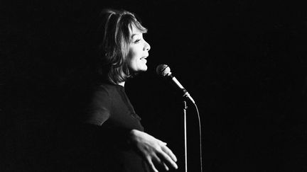 Juliette Gréco sur scène en 1972. (GINIES/SIPA)