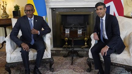 Le président rwandais Paul Kagame et le Premier ministre britannique Rishi Sunak, à Londres, le 9 avril 2024. (ALBERTO PEZZALI/POOL/AFP)