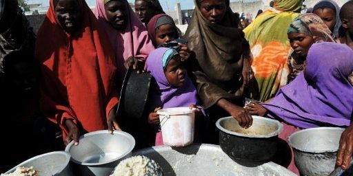 Mogadiscio : des femmes somaliennes dans un camp pour personnes déplacées attendent une ration alimentaire (AFP PHOTO / ROBERTO SCHMIDT)