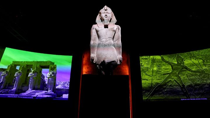 Colosse en calcaire représentant Ramsès II. Exposition "Ramsès et l'or des pharaons", le 6 avril 2023. (ANNE-CHRISTINE POUJOULAT / AFP)