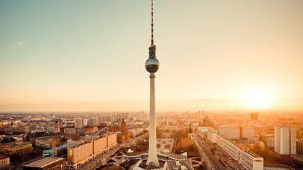 Alexanderplatz, à Berlin. Les Allemands "sont pris par une angoisse énorme. Ils ont peur d'une baisse du niveau de la vie, ils ont peur de perdre leur logement, de perdre leur travail", souligne le journaliste Kai Littmann. (Illustration) (SPREEPHOTO.DE / THE IMAGE BANK RF)