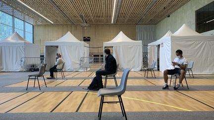 Dans un centre de vaccination de Romainville (Seine-Saint-Denis), le 8 juin 2021. (OLIVIER MORIN / AFP)