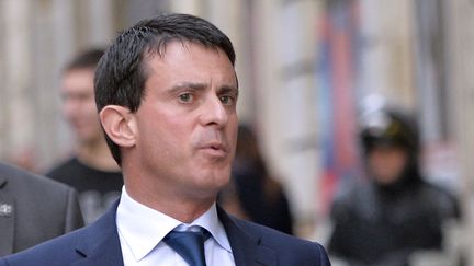 Manuel Valls, le ministre de l'Int&eacute;rieur, sort de la radio Europe 1, &agrave; Paris, le 21 octobre 2013. (MIGUEL MEDINA / AFP)