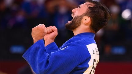 Le judoka français Luka Mkheidze lors de sa victoire samedi 24 juillet contre le Sud-Coréen Kim Won Jin durant les Jeux olympiques de Tokyo 2021. (FRANCK FIFE / AFP)