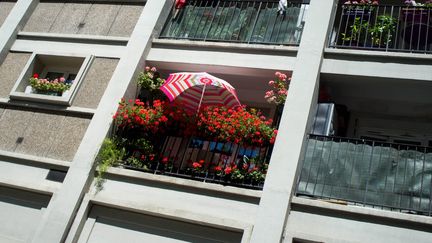 Parasol sur un balcon pendant la canicule de 2015 (photo d'illustration). (BRUNO LEVESQUE / MAXPPP)