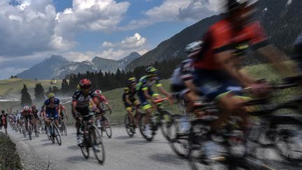 Le peloton dans le plateau de Glières en 2018. (JEFF PACHOUD / AFP)