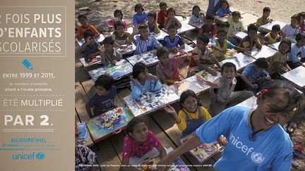 Suite au tsunami, dans un camp de déplacés, des enfants suivent un programme scolaire de l’UNICEF.
 
 (UNICEF/Estey  )