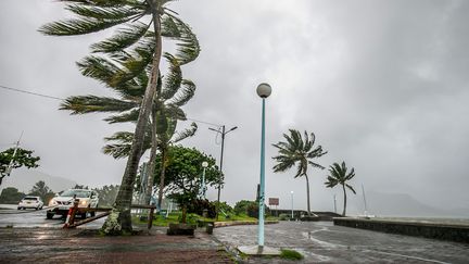 Le cyclone Belal s'abat sur le village de Mahébourg (île Maurice), le 15 janvier 2024. (LAURA MOROSOLI / AFP)