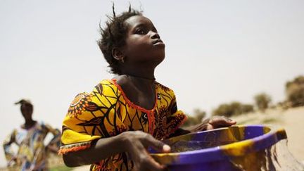 Une jeune fille porte de l'eau dans la région du Gorgol (sud-ouest de la Mauritanie). Photo prise le 1er juin 2012. (Reuters - Susana Vera)