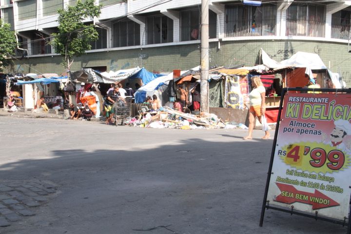 &nbsp; (Un "Crackolandia" au milieu des habitants dans une rue de Rio © RF/GA)