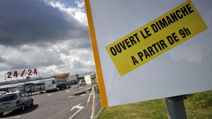 Une pancarte, photographi&eacute;e sur le parking d'un supermarch&eacute; &agrave; Cabourg (Calvados),&nbsp;le 24 juillet 2013. (MYCHELE DANIAU / AFP)