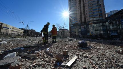 Guerre en Ukraine : le centre-ville de Kiev se barricade