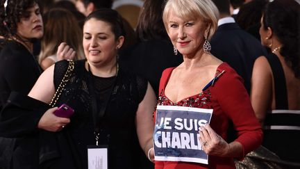 L'actrice am&eacute;ricaine Helen Mirren affiche son soutien aux victimes de l'attaque contre Charlie Hebdo lors des Golden Globes &agrave; Beverly Hills (Californie, Etats-Unis) le 11 janvier 2015. (JORDAN STRAUSS / AP / SIPA )