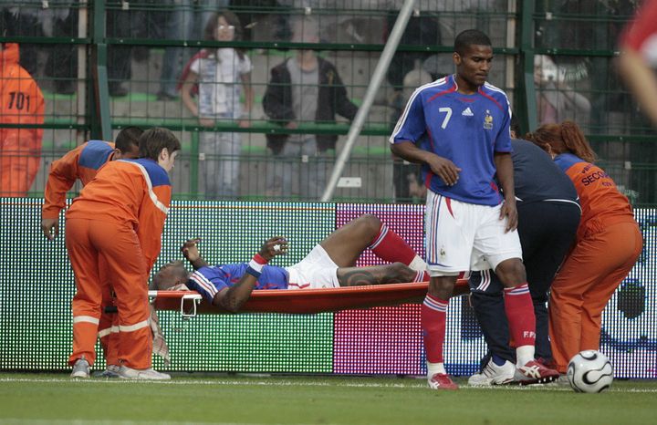 Djibril Ciss&eacute;, attaquant de l'&eacute;quipe de France, gravement bless&eacute; lors d'un match de pr&eacute;paration contre la Chine, le 7 juin 2006 &agrave; Saint-Etienne (Loire). (PASCAL PAVANI / AFP)