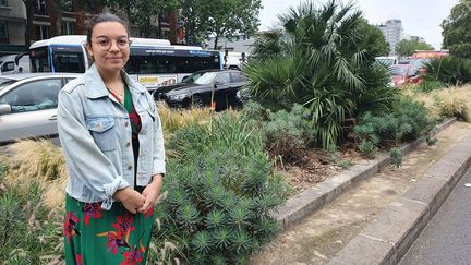 Alica Samama, chargée de mission à l'Observatoire des espèces à enjeux pour la santé humaine, devant un euphorbe, une plante&nbsp;irritante que l'on peut trouver en ville, comme sur ce terre-plein à Paris. (BORIS HALLIER / RADIO FRANCE)