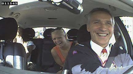 En pleine campagne pour sa r&eacute;&eacute;lection, le Premier ministre norv&eacute;gien Jens Stoltenberg joue au chauffeur de taxi, le temps de tourner une vid&eacute;o promotionnelle. (NORWEGIAN LABOUR PARTY / AFP)