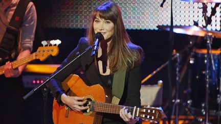 Carla Bruni-Sarkozy chante aux Echo Music Awards, &agrave; Berlin (Allemagne), le 21 mars 2013. (MARKUS SCHREIBER / AFP)