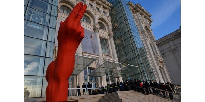 File d'attente devant l'aile de l'ancien palais de Nicolae Ceausescu, devenue le Musée d'art contemporain de Bucarest, où 30 oeuvres de Mircea Cantor sont exposées (10/04/2013)
 (Daniel Mihailescu / AFP)