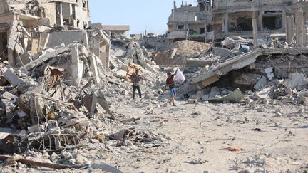 L'armée israélienne a largué des milliers de tracts sur la ville de Gaza le 10 juillet, appelant tous les habitants à fuir une lourde offensive à travers la principale ville du territoire palestinien assiégé. (OMAR AL-QATTAA / AFP)