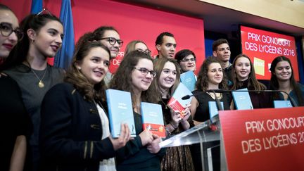 Gaël Faye,le lauréat et les lycéens lors de la cérémonie de remise du Prix Goncourt des lycéens en 2016
 (NICOLAS MESSYASZ/SIPA)