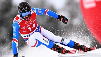 Le Français Cyprien Sarrazin sur la descente de Kitzbühel, le 19 janvier 2024. (JOE KLAMAR / AFP)