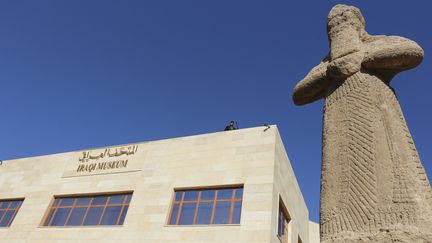 L'entrée du Musée national de Bagdad, avec une statue du dieu de la sagesse et de la connaissance, Nabu, datant du VIIIe siècle avant JC.
 (SABAH ARAR / AFP)