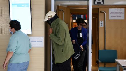 Un accusé dans l'affaire des viols de Mazan sort de la salle d'audience, au tribunal judiciaire d'Avignon (Vaucluse), le 8 octobre 2024. (DELPHINE GOLDSZTEJN / MAXPPP)