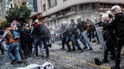 La police réprime la manifestation pour la laïcité à Istanbul. (OZAN KOSE / AFP)