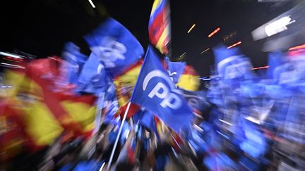 Les partisans du Parti populaire fêtent la victoire aux élections municipales à Madrid (Espagne), le 28 mai 2023. (JAVIER SORIANO / AFP)