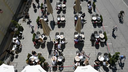 Le café Tambosi, emblématique de Munich, a ouvert ses portes lundi 18 mai 2020. Les clients peuvent s'installer à condition de respecter les distances de sécurité et de rester en terrasse.&nbsp; (ANDREAS GEBERT / REUTERS)