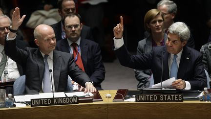 Le ministre des Affaires &eacute;trang&egrave;res britannique, William Hague, et le Secr&eacute;taire d'Etat am&eacute;ricain, John Kerry, lors d'une r&eacute;union du Conseil de s&eacute;curit&eacute; de l'ONU, le 27 septembre 2013 &agrave; New York. (JOSHUA LOTT / GETTY IMAGES NORTH AMERICA / AFP)