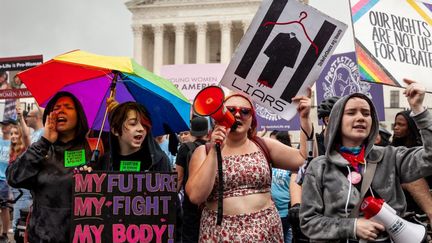 Des Américaines manifestent pour le droit à l'avortement devant la Cour suprême à Washington (Etats-Unis), le 23 juin 2022. (ALLISON BAILEY / NURPHOTO / AFP)