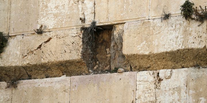 La pierre a laissé un vide d'un mètre de large dans le mur.
 (AHMAD GHARABLI / AFP)