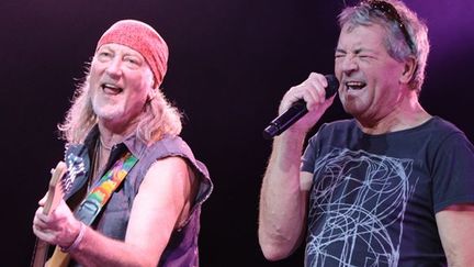 Roger Glover (G), bassiste, et le chanteur Ian Gillan (D), membres fondateurs de Deep Purple, en concert à Moscou en 2011
 (Valeriy Melnikov / RIA NOVOSTI)