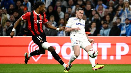 Khephren Thuram in the duel with Jordan Veretout, during the Ligue 1 match between Olympique de Marseille and OGC Nice, on April 24, 2024 at the Vélodrome stadium.  (CHRISTOPHE SIMON / AFP)