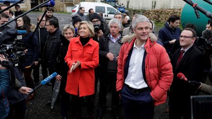 Valérie Pécresse et Laurent Wauquiez visitent une ferme à Sagy (Val d'Oise), le 31 janvier 2018. (THOMAS SAMSON / AFP)