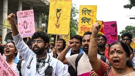 Des militants et des professionnels de la santé lors d'une manifestation condamnant le viol et le meurtre d'une jeune médecin à Calcutta le 12 août 2024. (DIBYANGSHU SARKAR / AFP)