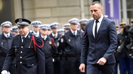 Etienne Cardiles, le compagnon de Xavier Jugelé, le policier tué sur les Champs-Elysées, assiste à la cérémonie en l'honneur de son concubin le 25 avril 2017 dans la cour de la préfecture de police de Paris. (BERTRAND GUAY / AFP)