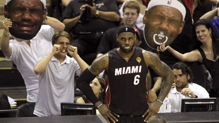 Des supporters des Spurs de San Antonio se moquent du joueur des Heat de Miami, LeBron James (C) lors du troisi&egrave;me match de la finale de la NBA &agrave; San Antonio (Texas, Etats-Unis), le 8 juin 2014. (MIKE STONE / REUTERS)