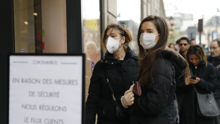 Coronavirus : des Parisiens inquiets et préparés à rester confinés chez eux