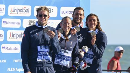 (De g. à d.) Les triathlètes français Logan Fontaine, Aurélie Muller, Axel Reymond et Madelon Catteau&nbsp;ont remporté la médaille de bronze au relais&nbsp;mixte 4x1250&nbsp;m en eau libre, à Rome, dimanche 21 août, en clôture des Championnats d'Europe de natation.&nbsp; (KEMPINAIRE STEPHANE / AFP)