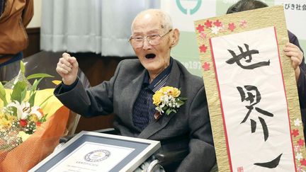 Chitetsu Watanabe pose à côté&nbsp;de son certificat du "Guinness World Records", le 12 février 2020 à&nbsp;Joetsu, au Japon. (KYODO KYODO / X01481 / REUTERS)