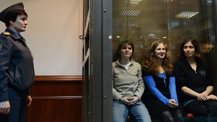 Les trois Pussy Riot dans une cage en verre mercredi matin à Moscou
 (NATALIA KOLESNIKOVA / AFP)