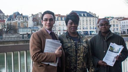 Le candidat socialiste &agrave; la mairie de Meaux (Seine-et-Marne),&nbsp;Bastien Marguerite (&agrave; gauche), avec une habitante et un de ses colistiers, le 26 f&eacute;vrier 2014. (VIOLAINE JAUSSENT / FRANCETV INFO)