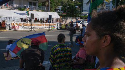 Des manifestants participent à un rassemblement organisé par la coalition indépendantiste de la Cellule de Coordination de Terrain (CCAT) devant le palais de justice de Nouméa, le 14 mai 2024. (THEO ROUBY / AFP)