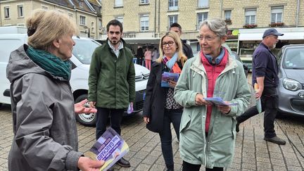 La députée sortante de la sixième circonscription du Calvados, Elisabeth Borne, distribue des tracts électoraux sur le marché de Thury-Harcourt, le 18 juin 2024. (FABIEN MAGNENOU / FRANCEINFO)