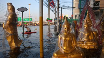 Apr&egrave;s les provinces du nord du pays c'est au tour de la capitale Bangkok d'&ecirc;tre menac&eacute;e. (PAULA BRONSTEIN / GETTY IMAGES)