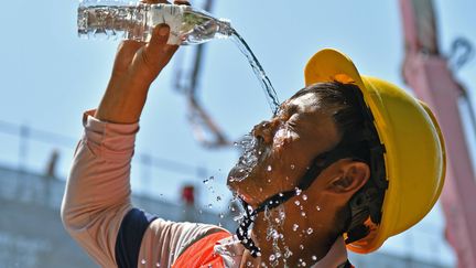 Un ouvrier du bâtiment sur un chantier se rafraîchit avec de l'eau, dans la province du Shandong (est de la Chine), le 16 juin 2023. (CFOTO / SIPA USA / SIPA)