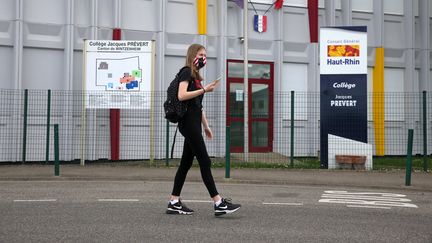 &nbsp;Une&nbsp;élève&nbsp; devant son collège à Wintzenheim, dans le Haut-Rhin, le 4 mai 2020. (MAXPPP)